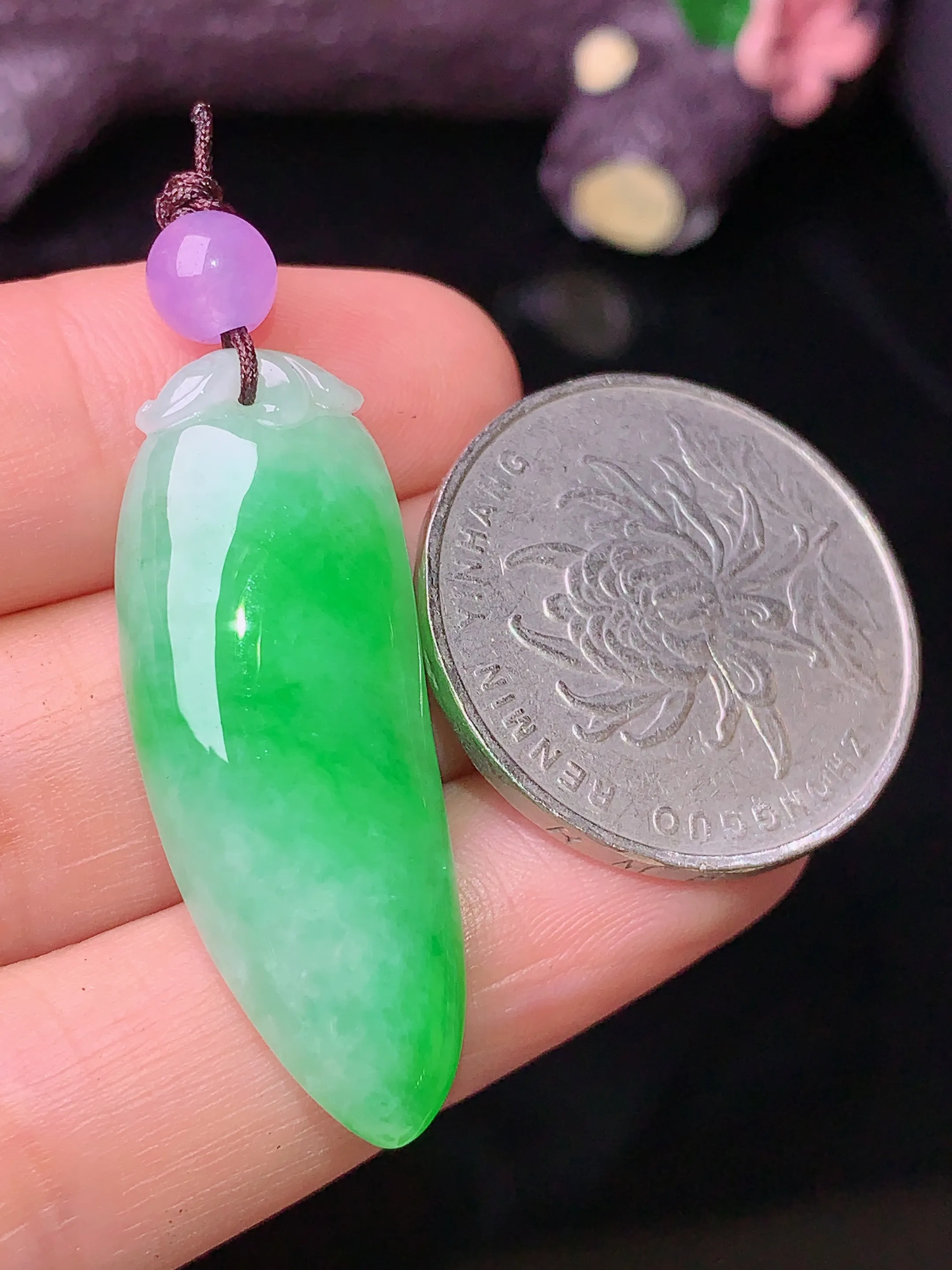 翠绿福瓜吊坠 玉质细腻 色泽艳丽 整体尺寸35*13*7