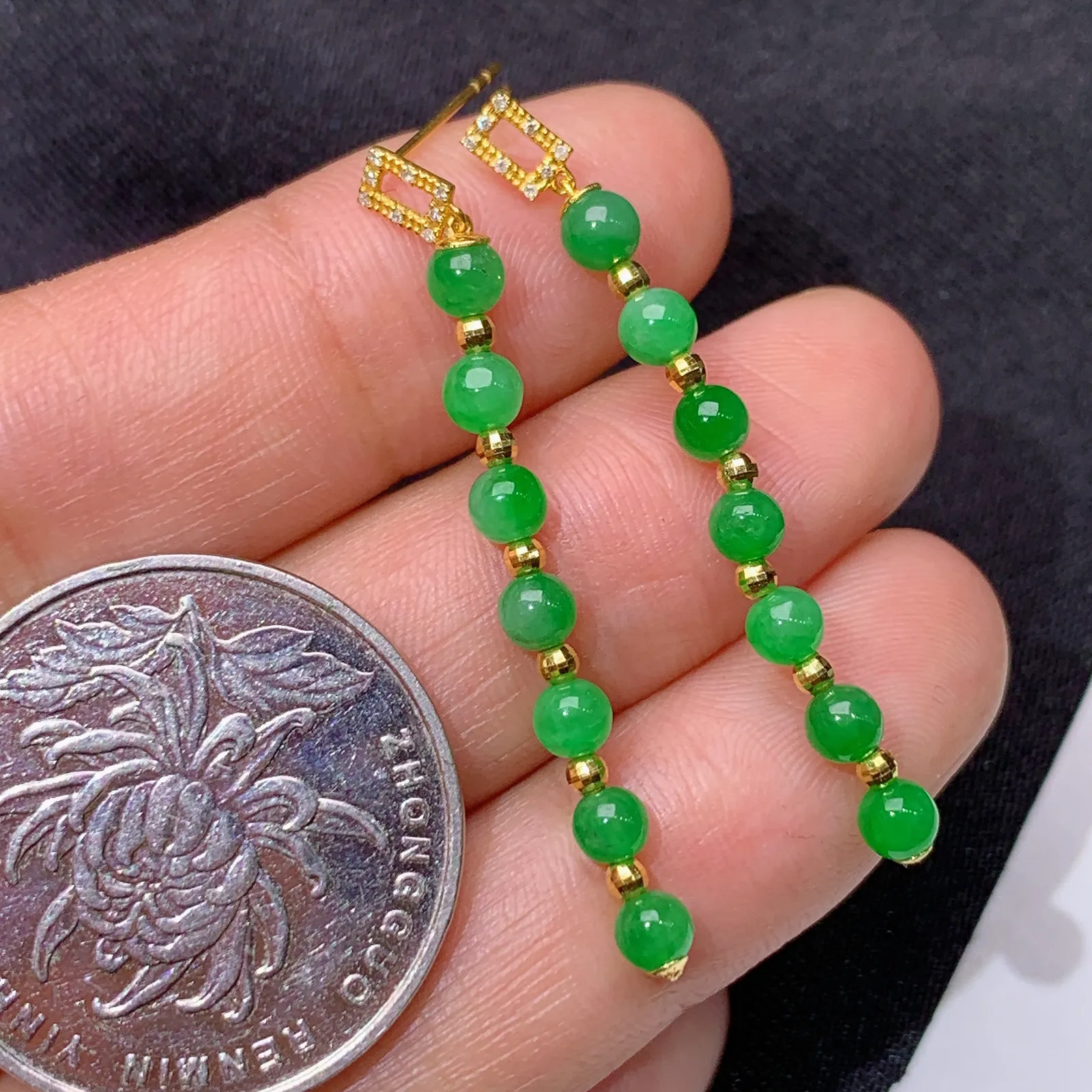 阳绿圆珠耳坠，18k金镶嵌，简约时尚，冰润色阳，种水足， 直径3.5