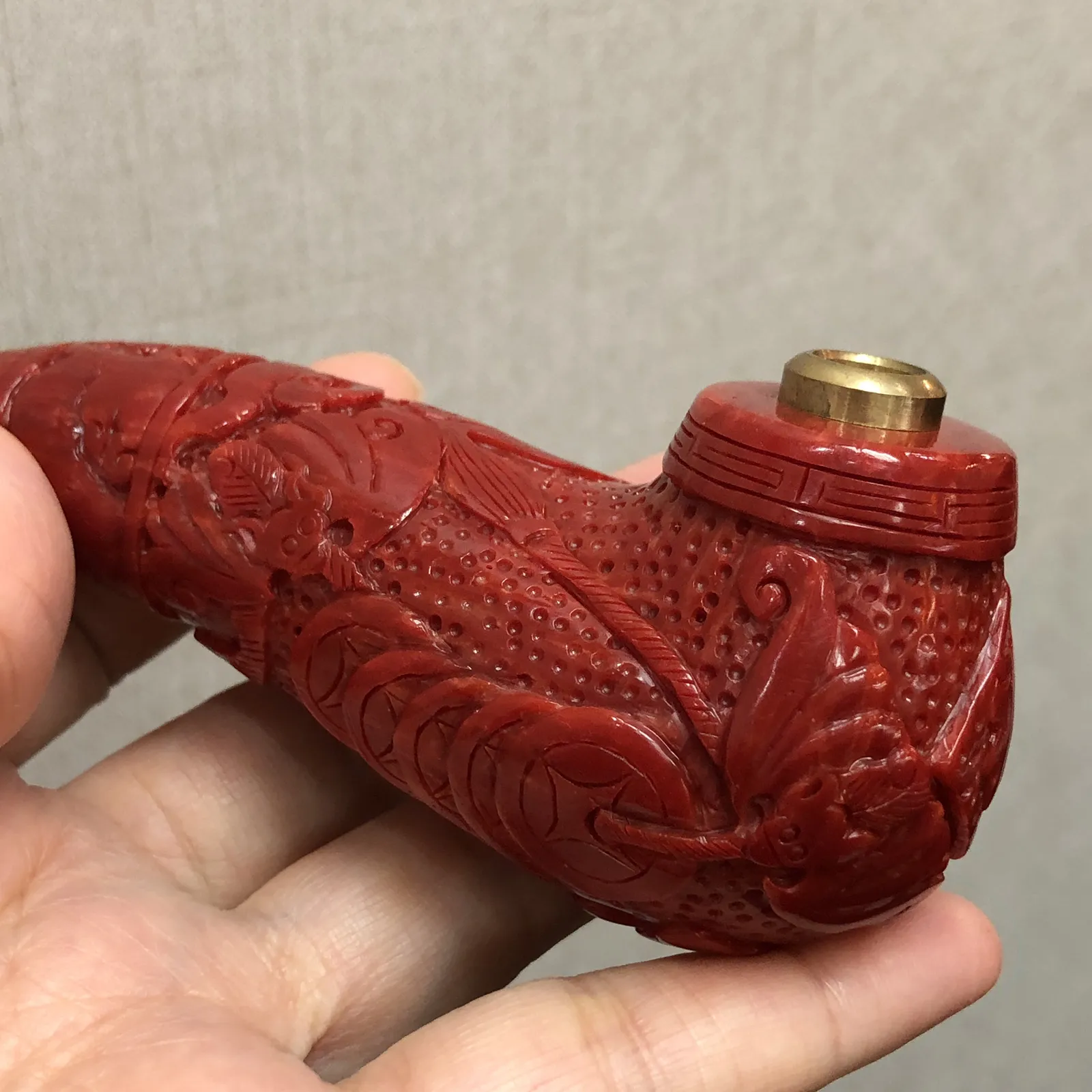 【红珊瑚福在眼前烟斗】钱在福在！采用台湾拼接工艺，精心选料，精心雕刻，黑色为人造牛角材料，尺寸：长135mm，宽39.2mm，高46.8mm，重量156.42克！珊瑚属有机宝石，色泽喜人，质地莹润，生长于远离人类的深海中。与珍珠、琥珀并列为三大有机宝石，在东方佛典中亦被列为七宝之一，自古即被视为富贵祥瑞之物。红色代表着吉祥、喜庆、热烈、奔放、激情、斗志！