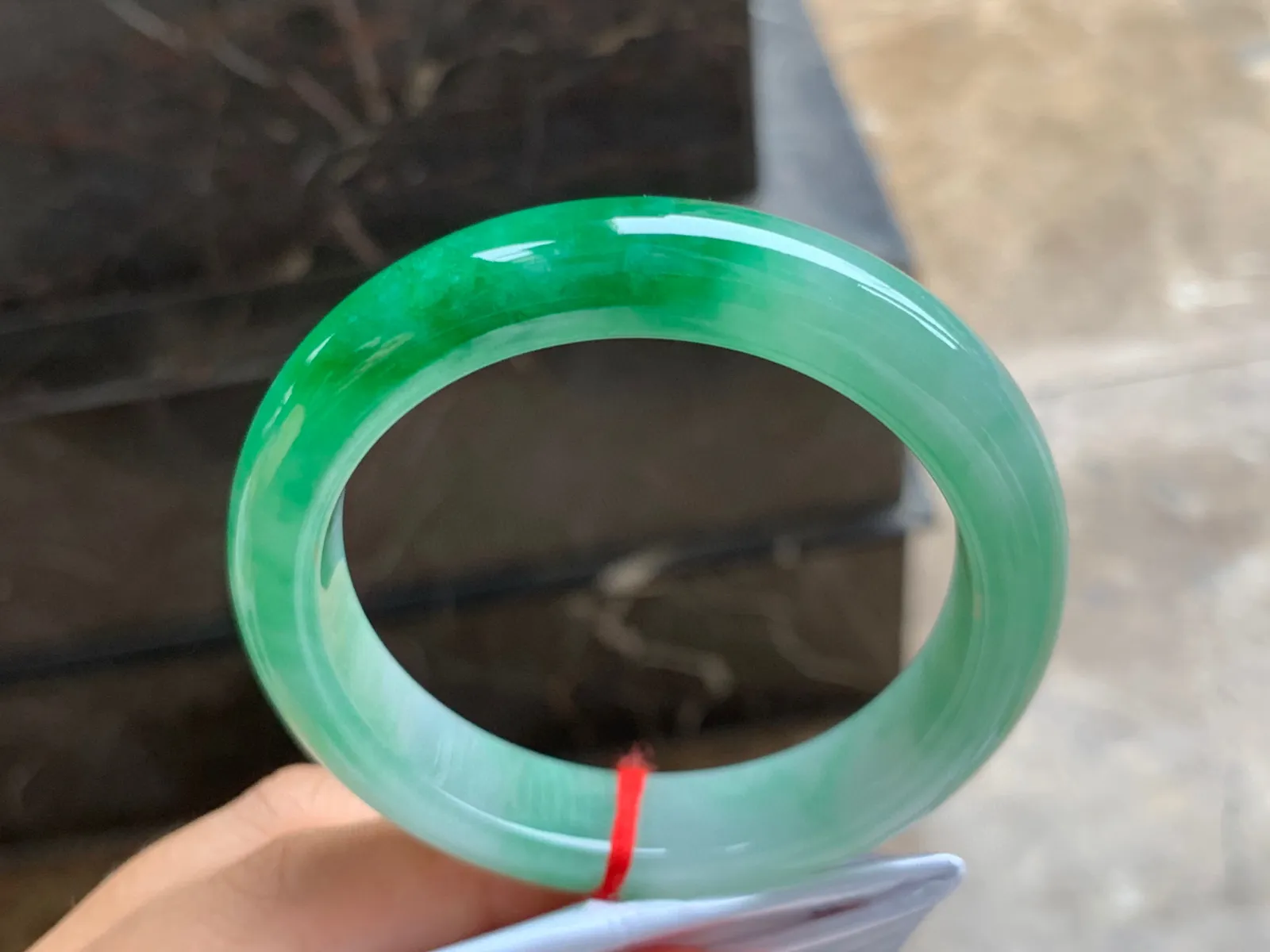 56-12.5-9mm
带色手镯 底子细腻 一段辣绿色