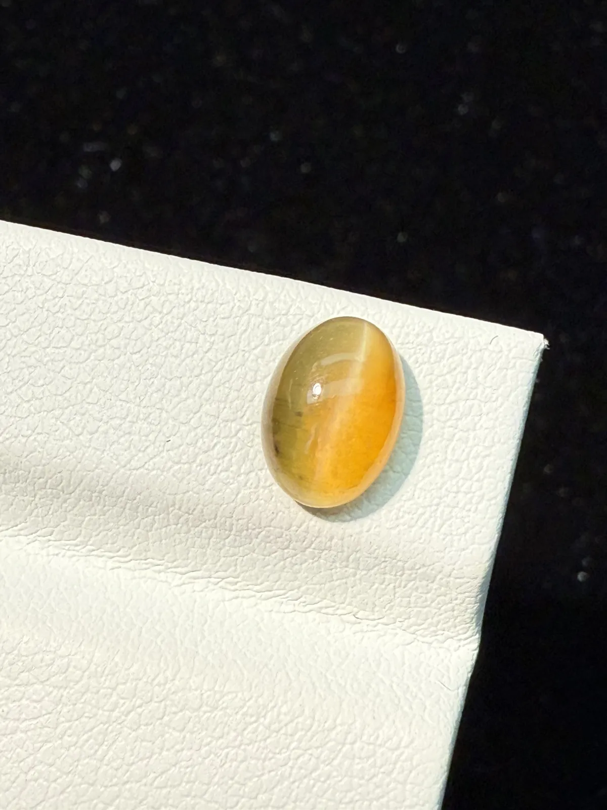 1.395ct天然欧泊猫眼裸石，尺寸8.9*6.4*4.6mm，颜色美艳 ，眼线犀利