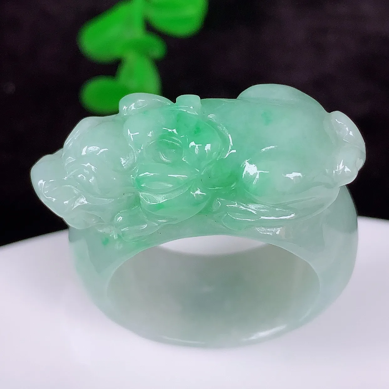 自然光实拍，冰润冰糯种飘绿翡翠招财貔貅20.5mm内径翡翠扳指，冰润指环，玉扳指，财源滚滚，玉质细腻