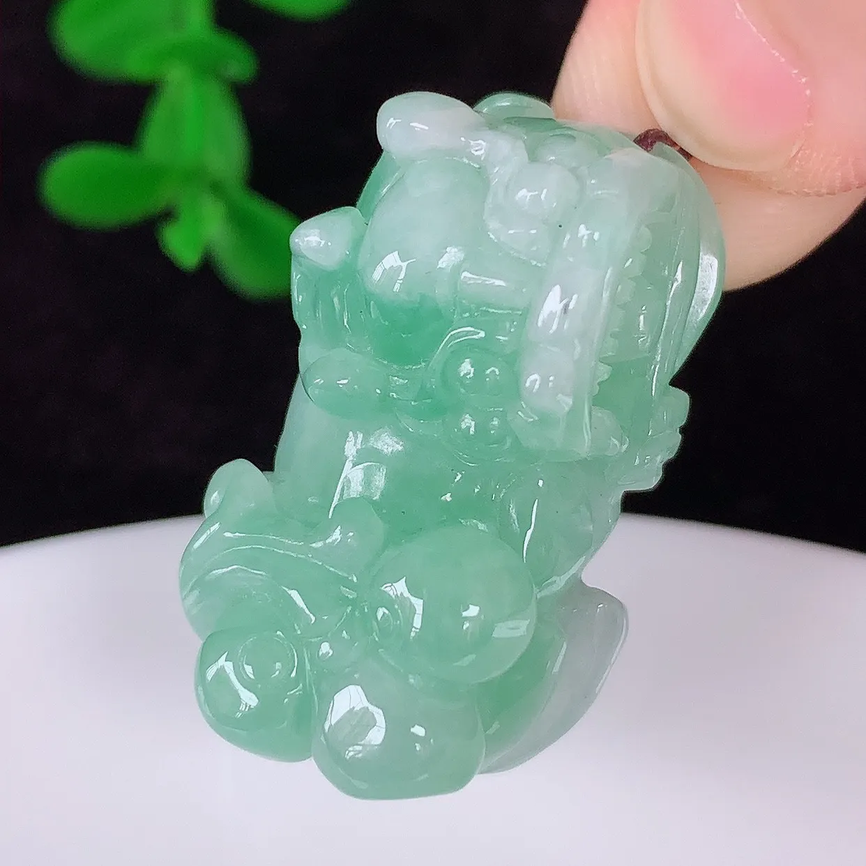 自然光实拍，冰润冰糯种飘绿翡翠招财貔貅吊坠，民间有“一摸貔貅运程旺盛，再摸貔貅财运滚滚，三摸貔貅平步青云 ”的美好祝愿。#57.17