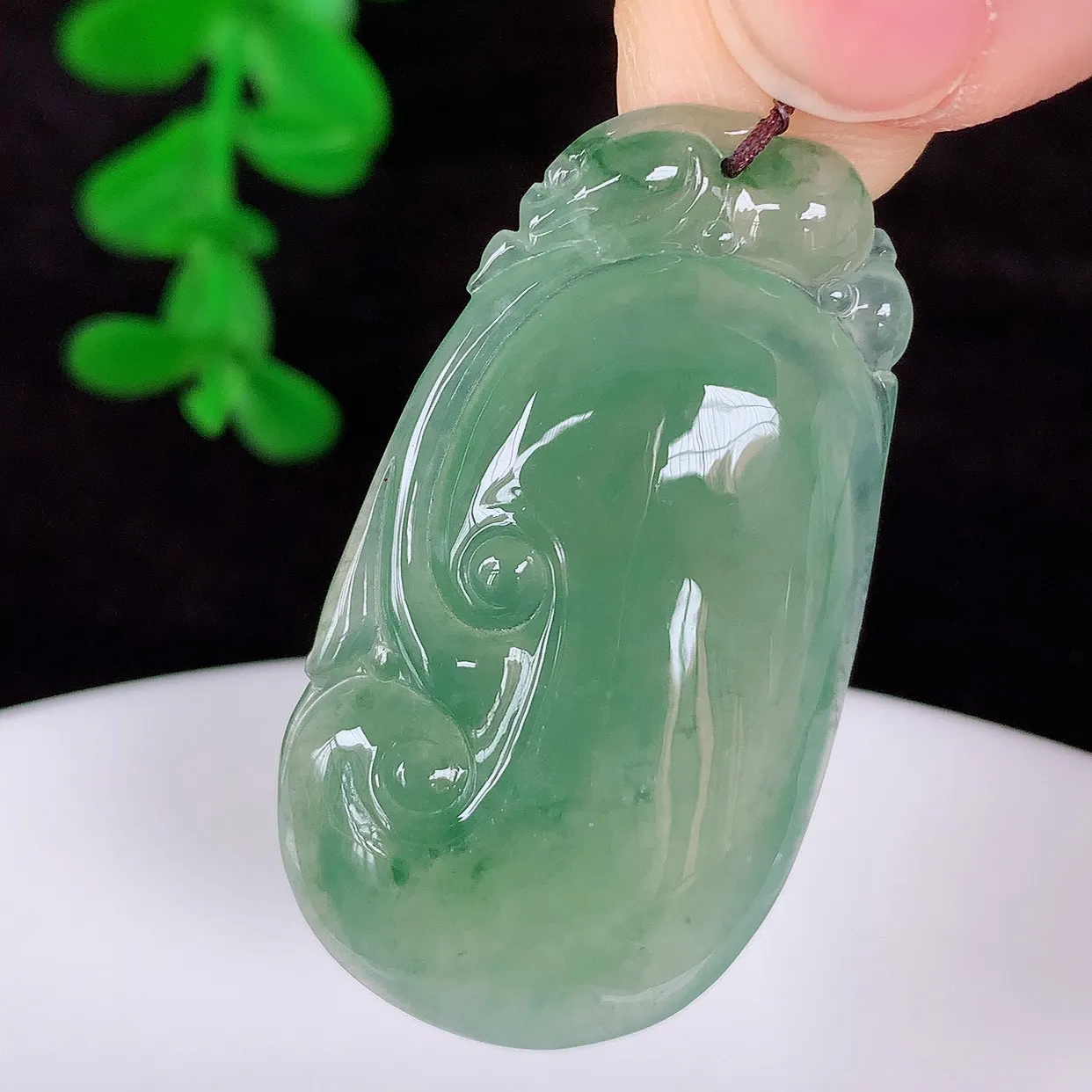 自然光实拍 冰种飘绿翡翠如意吊坠，翡翠如意，上身效果非常美，饱满大气，工艺美，万事如意，如意一生 #01.17