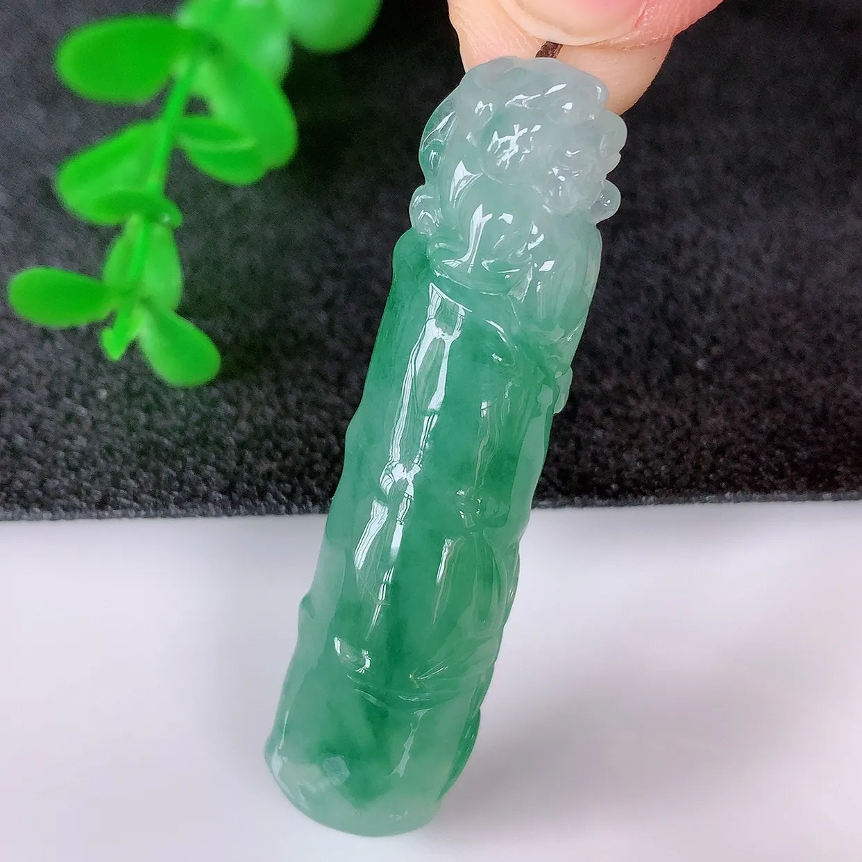 自然光实拍，冰润冰飘绿翡翠节节高竹节玉坠，款式时尚大方，竹节寓意好，佩戴事业，学业节节高升！#01.17