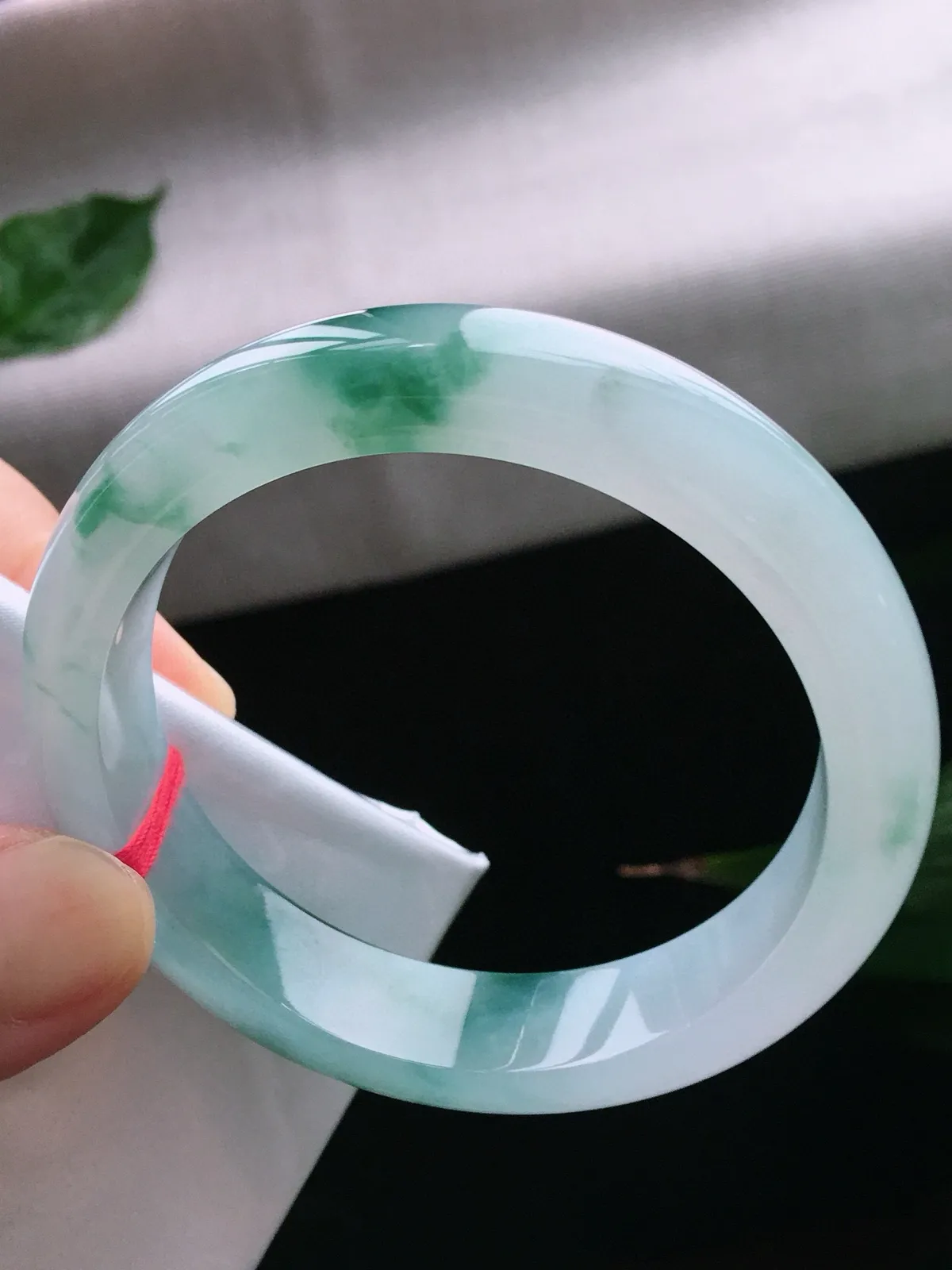 圈口57.1，正圈手镯，飘花，玉质冰润细腻，尺寸57.1-13.9-8mm