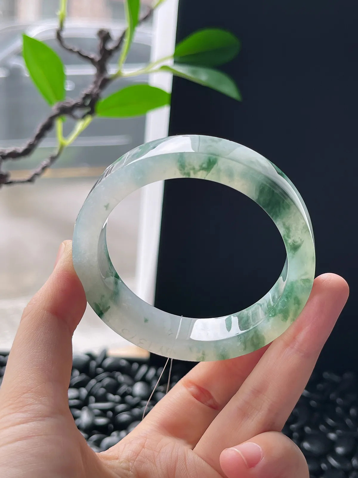 翡翠镯胚，⭕️正圈最大做52，圆条最大做48；最小做53.6。尺寸68-53.6-12.5-7.4