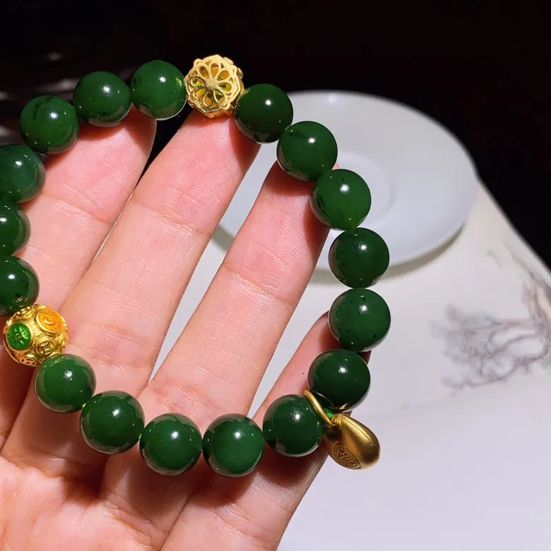 和田玉菠菜玉俄罗斯碧玉圆珠手串。单颗尺寸10.0重31.0克，玉质细腻油润 脂粉好，品质好！lt250618
