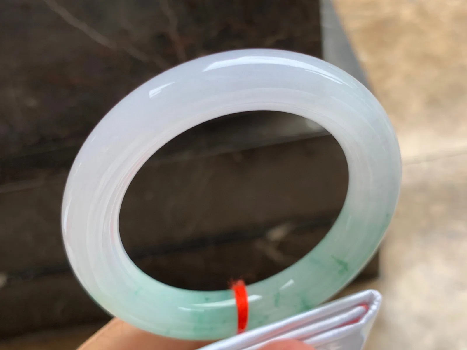 56.5-12.5mm
飘花圆条手镯  肉质细腻干净 清新绿花 