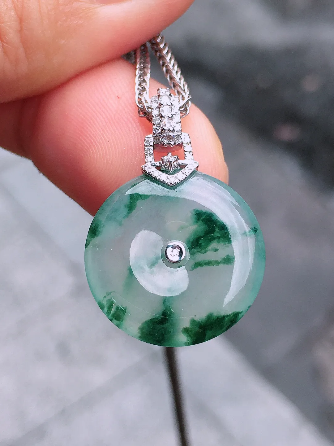 冰飘花平安扣吊坠，色泽艳丽，玉质细腻，荧光感超
强，饱满圆润，气质满满。18k
金豪华镶嵌