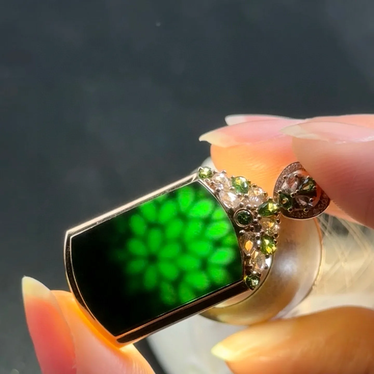 精品18k墨翠马鞍掉坠种好色正 黑度极好 打灯通透油性十足 尺寸36
