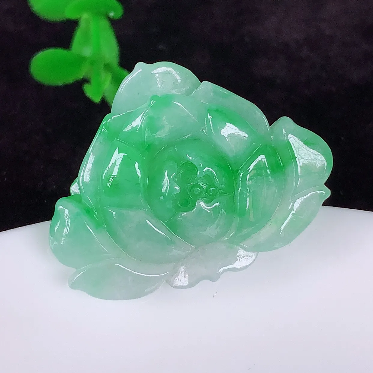 自然光实拍，冰润冰糯种飘阳绿翡翠莲花吊坠，种老水足，翠色灵动，寓意美好，佩戴时尚出众！#01.17