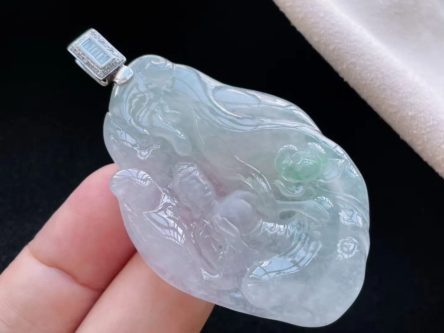 冰糯种飘绿普贤菩萨吊坠