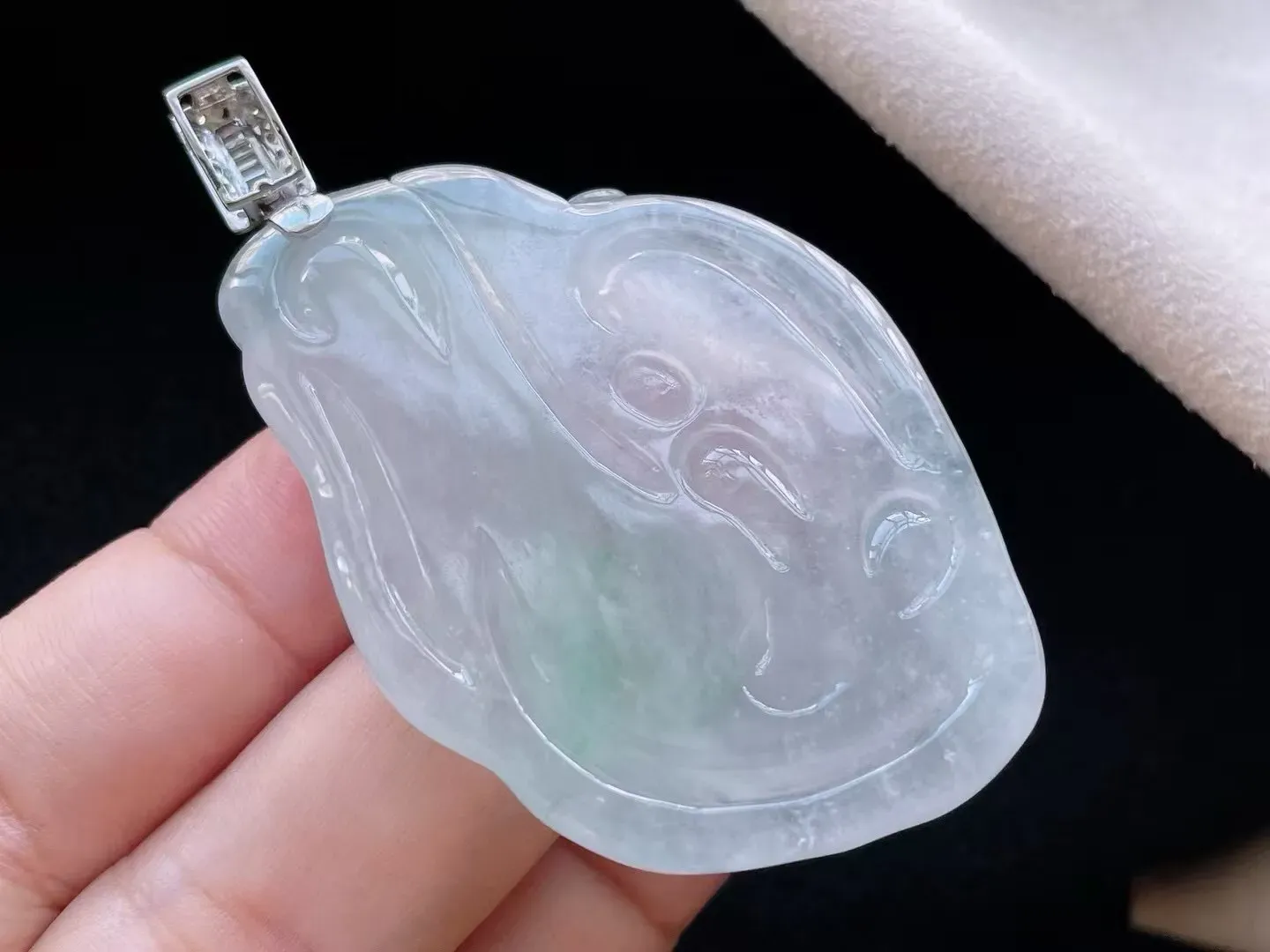 冰糯种飘绿普贤菩萨吊坠