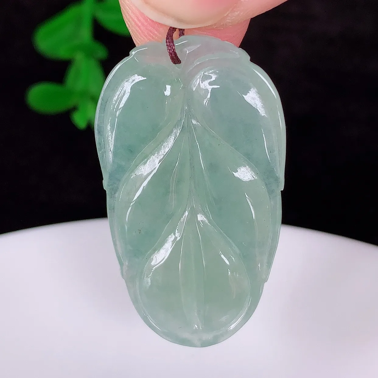 自然光实拍，冰润冰种翡翠事业有成叶子吊坠，莹润且起胶，叶子清秀优雅，佩戴大业有成！#57.17