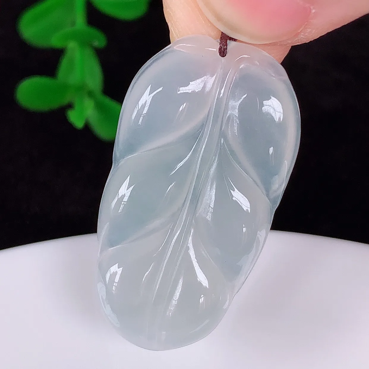 自然光实拍 冰润冰种翡翠事业有成叶子吊坠，莹润且起胶，叶子清秀优雅，佩戴大业有成！#57.17