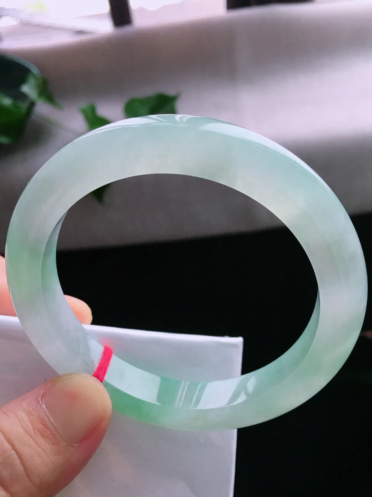 圈口59，正圈手镯，玉质冰润细腻，色泽清新，尺寸59-11.4-9.3mm