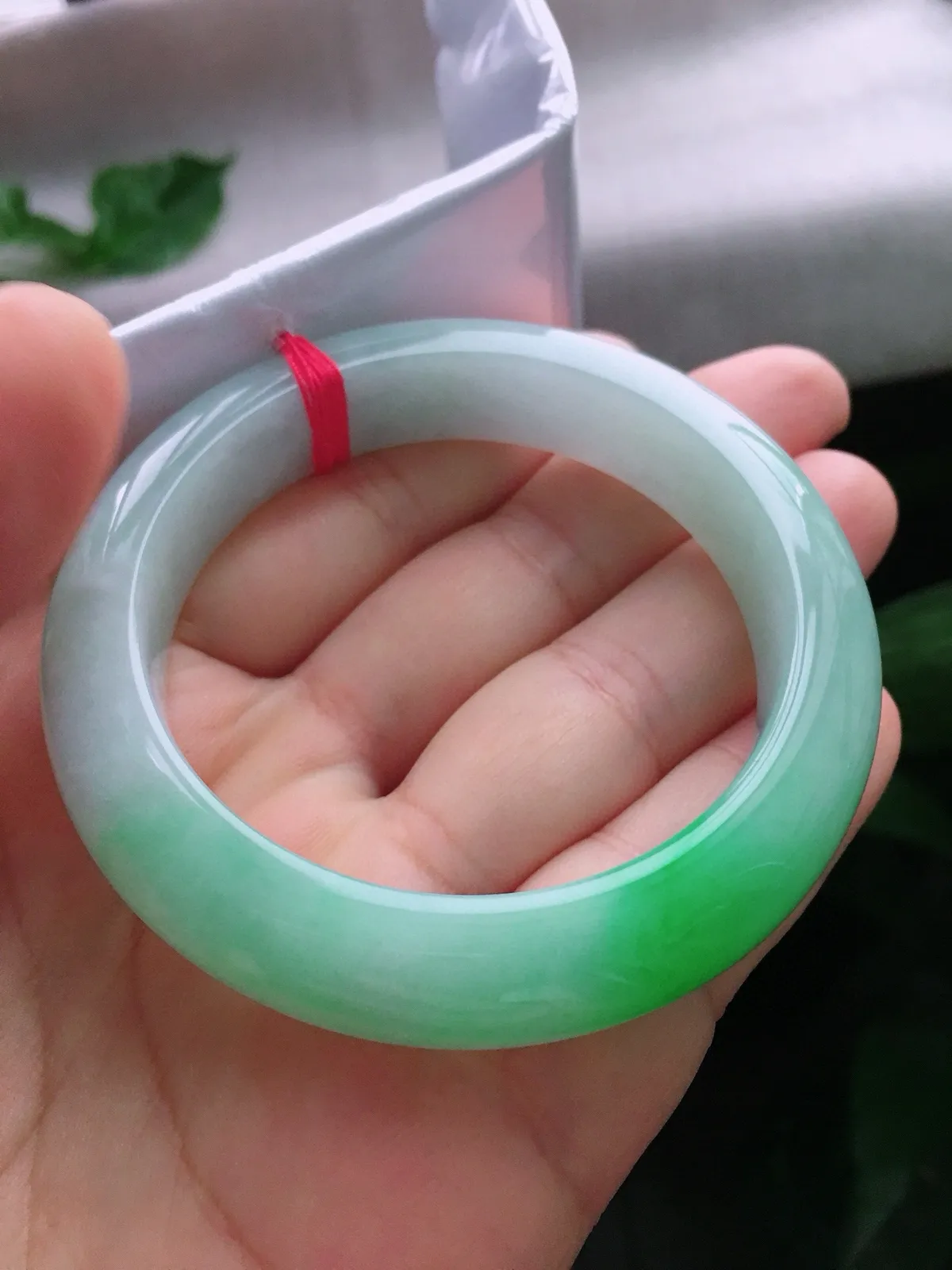 圈口54.5，正圈手镯，玉质冰润细腻，色泽鲜艳，尺寸54.5-12.9-9.6mm