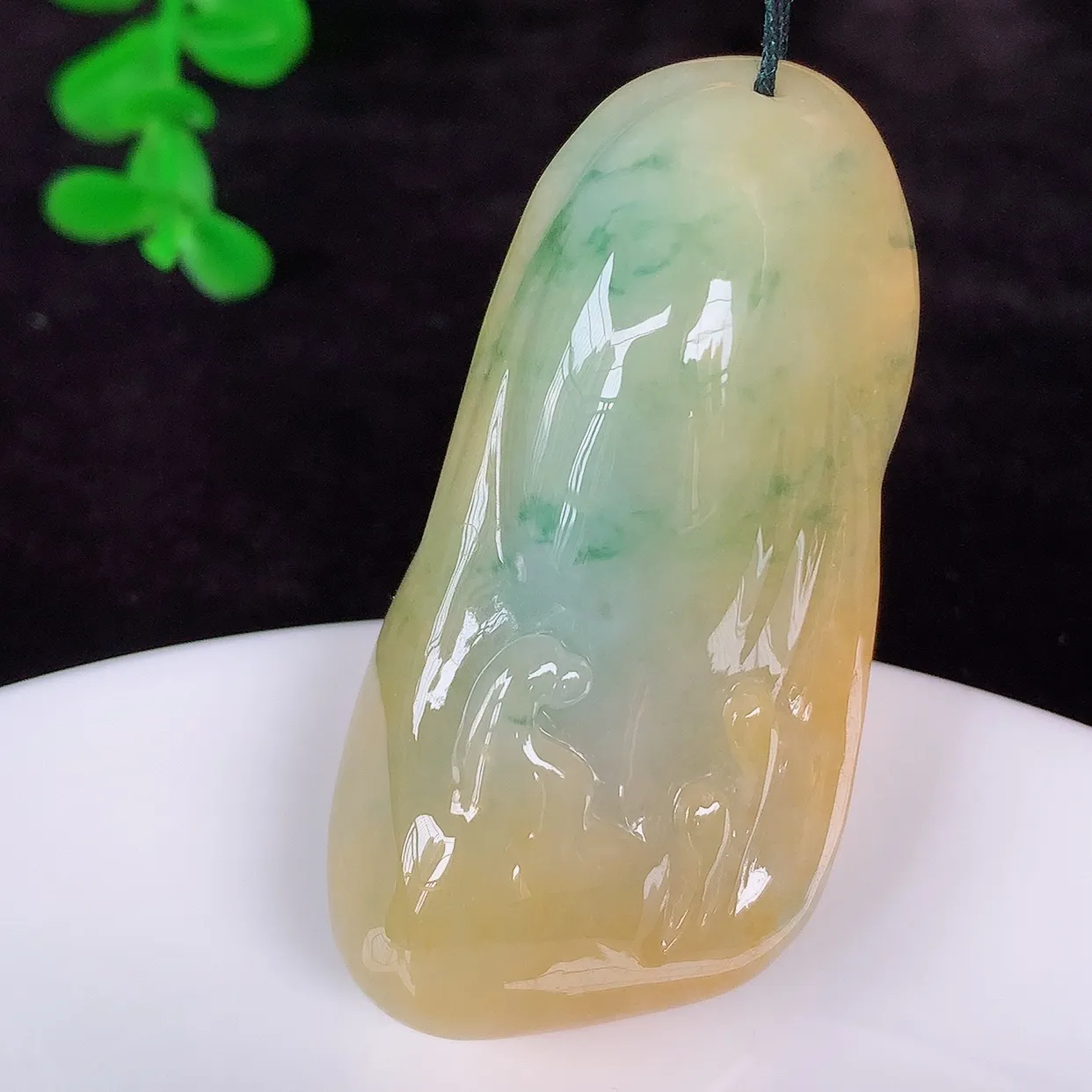 自然光实拍，厚装冰润冰糯种双彩黄加绿翡翠悟道吊坠，翡翠悟道寓意“祥和，安宁，吉祥，幸福”，佩戴效果优