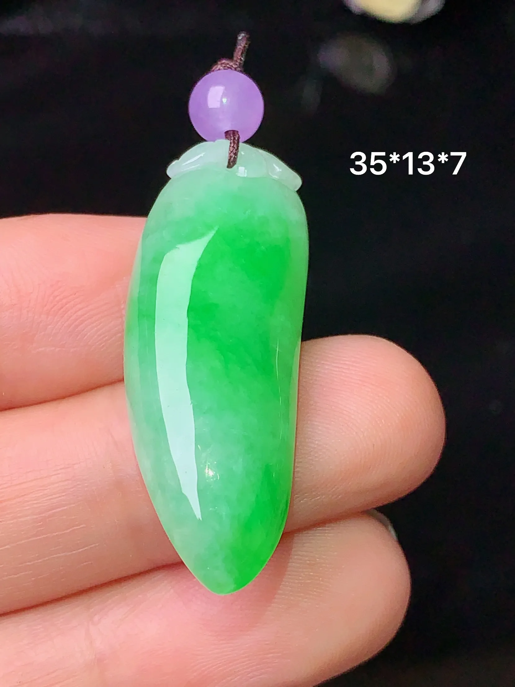 翠绿福瓜吊坠 玉质细腻 色泽艳丽 整体尺寸35*13*7