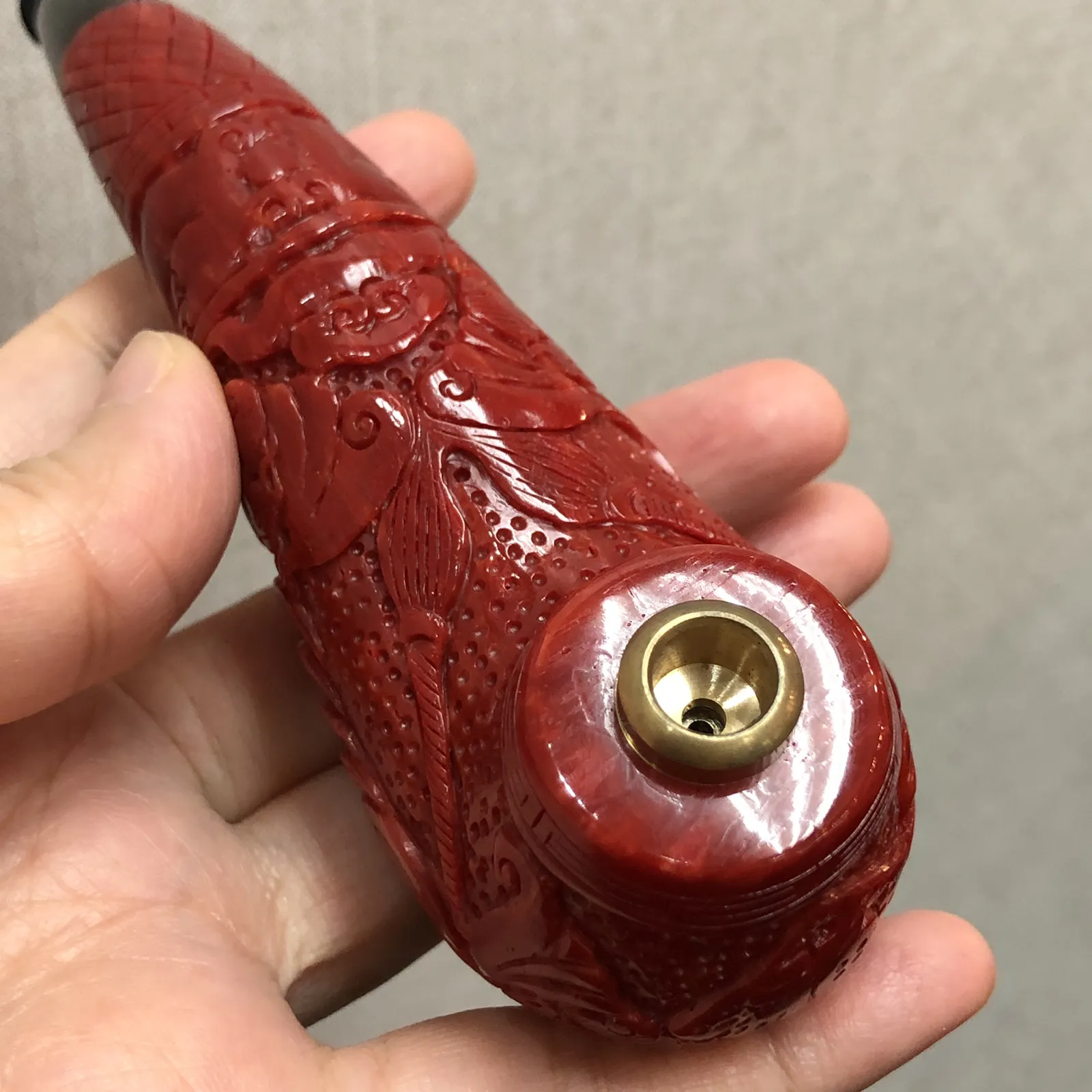 【红珊瑚福在眼前烟斗】钱在福在！采用台湾拼接工艺，精心选料，精心雕刻，黑色为人造牛角材料，尺寸：长135mm，宽39.2mm，高46.8mm，重量156.42克！珊瑚属有机宝石，色泽喜人，质地莹润，生长于远离人类的深海中。与珍珠、琥珀并列为三大有机宝石，在东方佛典中亦被列为七宝之一，自古即被视为富贵祥瑞之物。红色代表着吉祥、喜庆、热烈、奔放、激情、斗志！