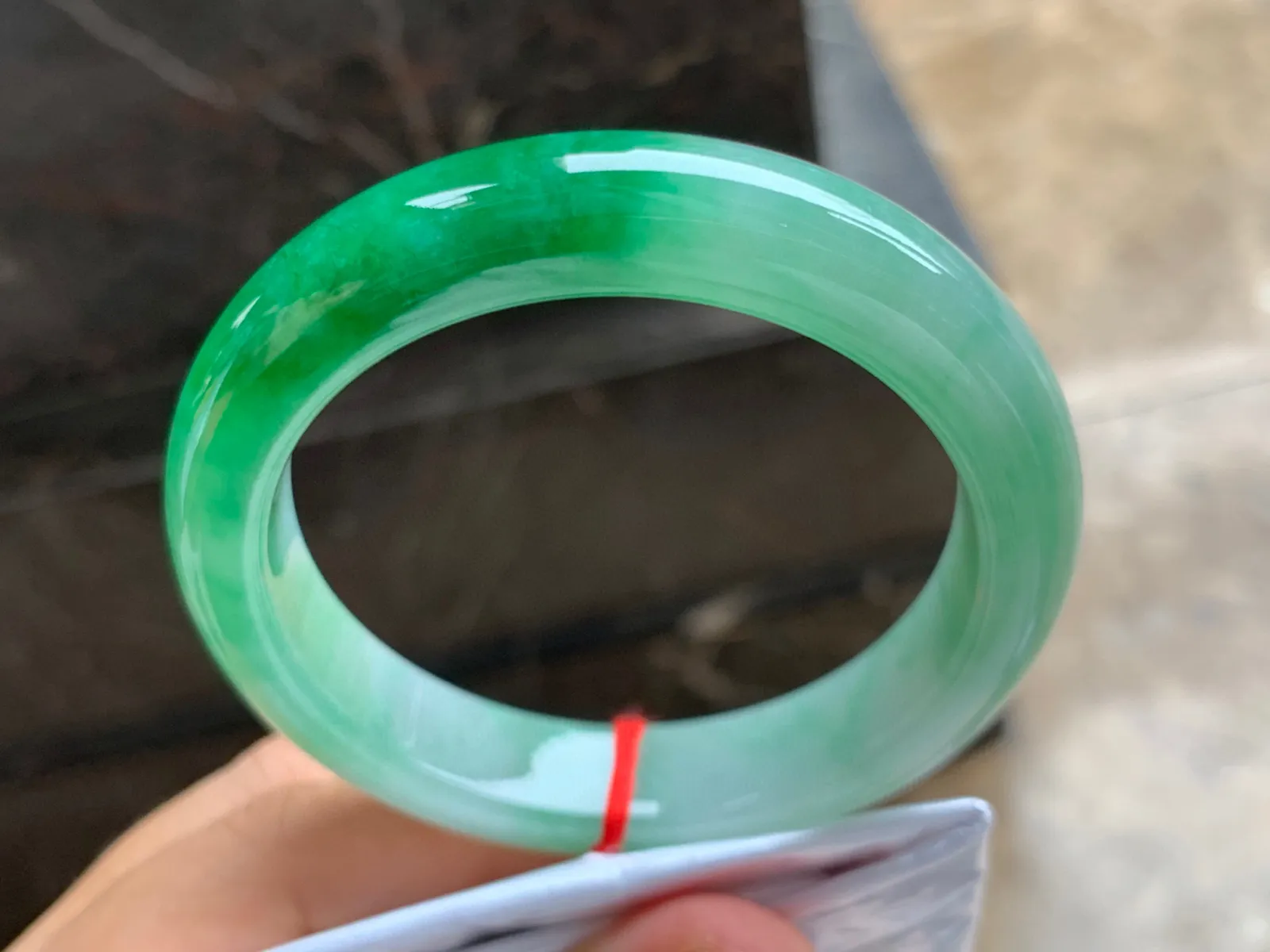 56-12.5-9mm
带色手镯 底子细腻 一段辣绿色