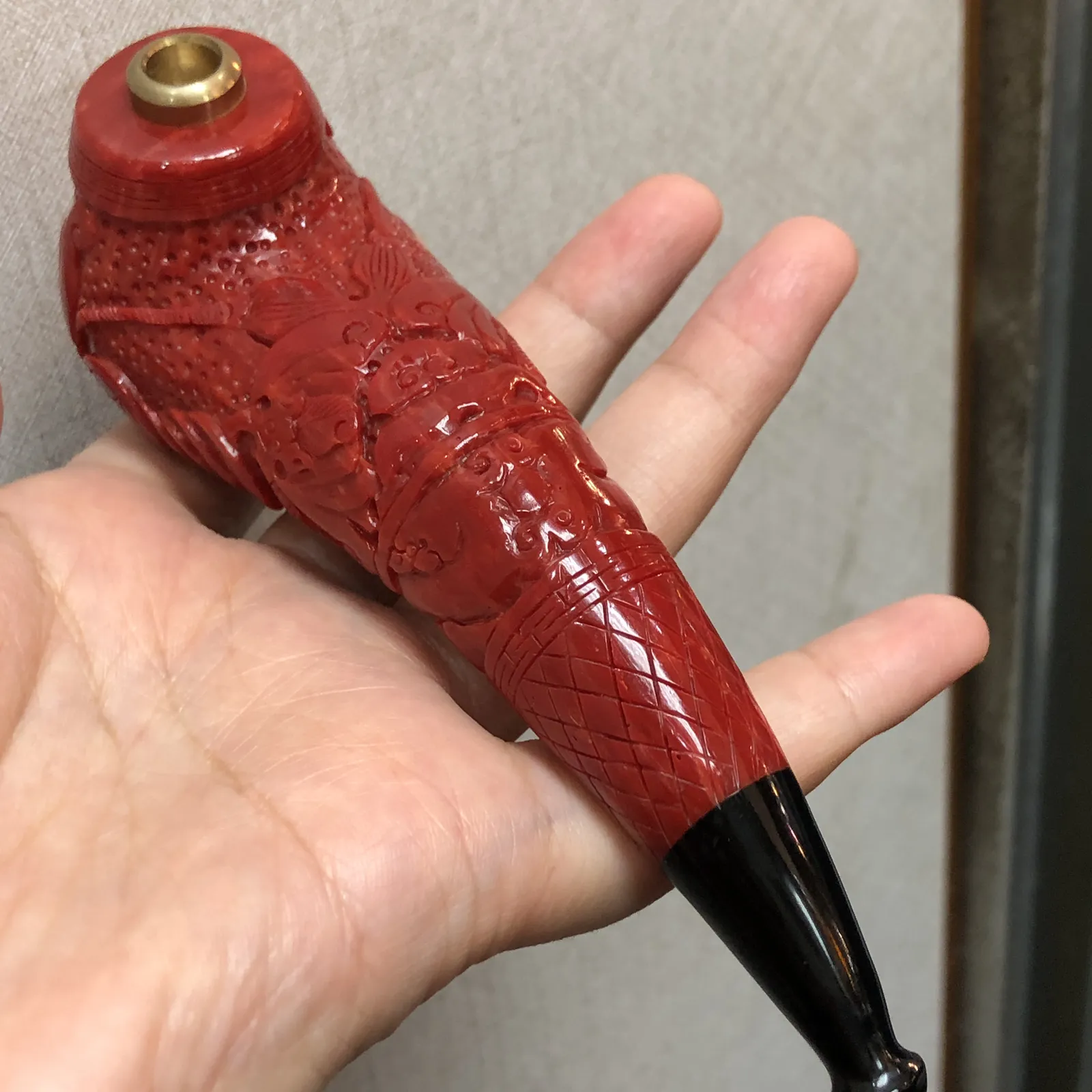 【红珊瑚福在眼前烟斗】钱在福在！采用台湾拼接工艺，精心选料，精心雕刻，黑色为人造牛角材料，尺寸：长135mm，宽39.2mm，高46.8mm，重量156.42克！珊瑚属有机宝石，色泽喜人，质地莹润，生长于远离人类的深海中。与珍珠、琥珀并列为三大有机宝石，在东方佛典中亦被列为七宝之一，自古即被视为富贵祥瑞之物。红色代表着吉祥、喜庆、热烈、奔放、激情、斗志！