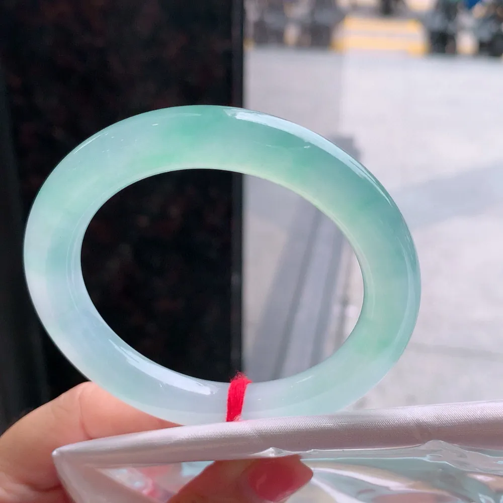 圆条冰玻阳绿 无瑕 尺寸:55.4/10.2 种色俱佳