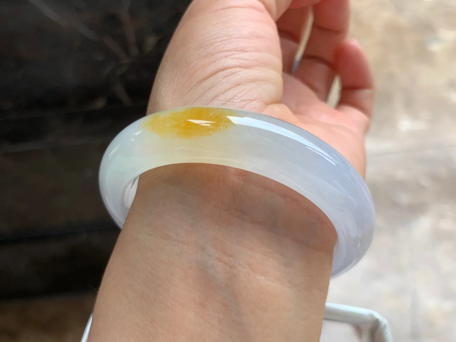 54-13.5-9mmm
冰黄翡手镯 水润冰透 一抹黄 韵味十足