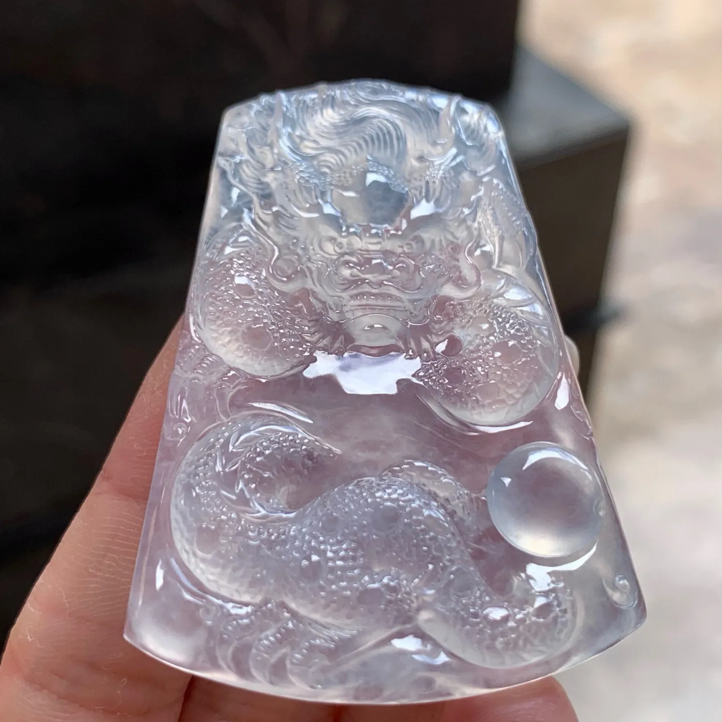 冰种龙牌
冰味十足，佩戴大气