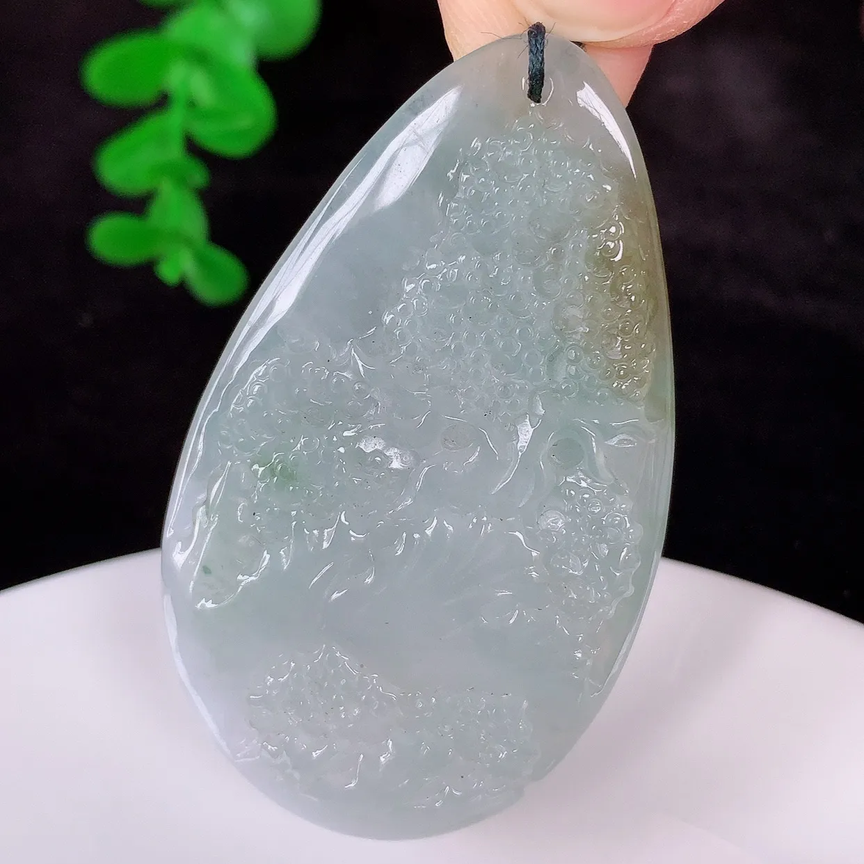 自然光实拍，冰润冰飘花翡翠山水牌吊坠，翡翠山水，立体生动形象，山水素材布局合理，意境感佳，佩戴上身效