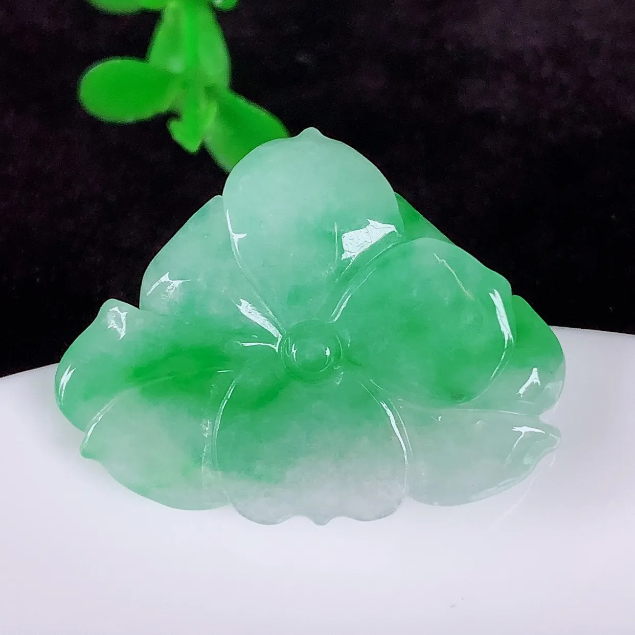 自然光实拍，冰润冰糯种飘阳绿翡翠莲花吊坠，种老水足，翠色灵动，寓意美好，佩戴时尚出众！#01.17