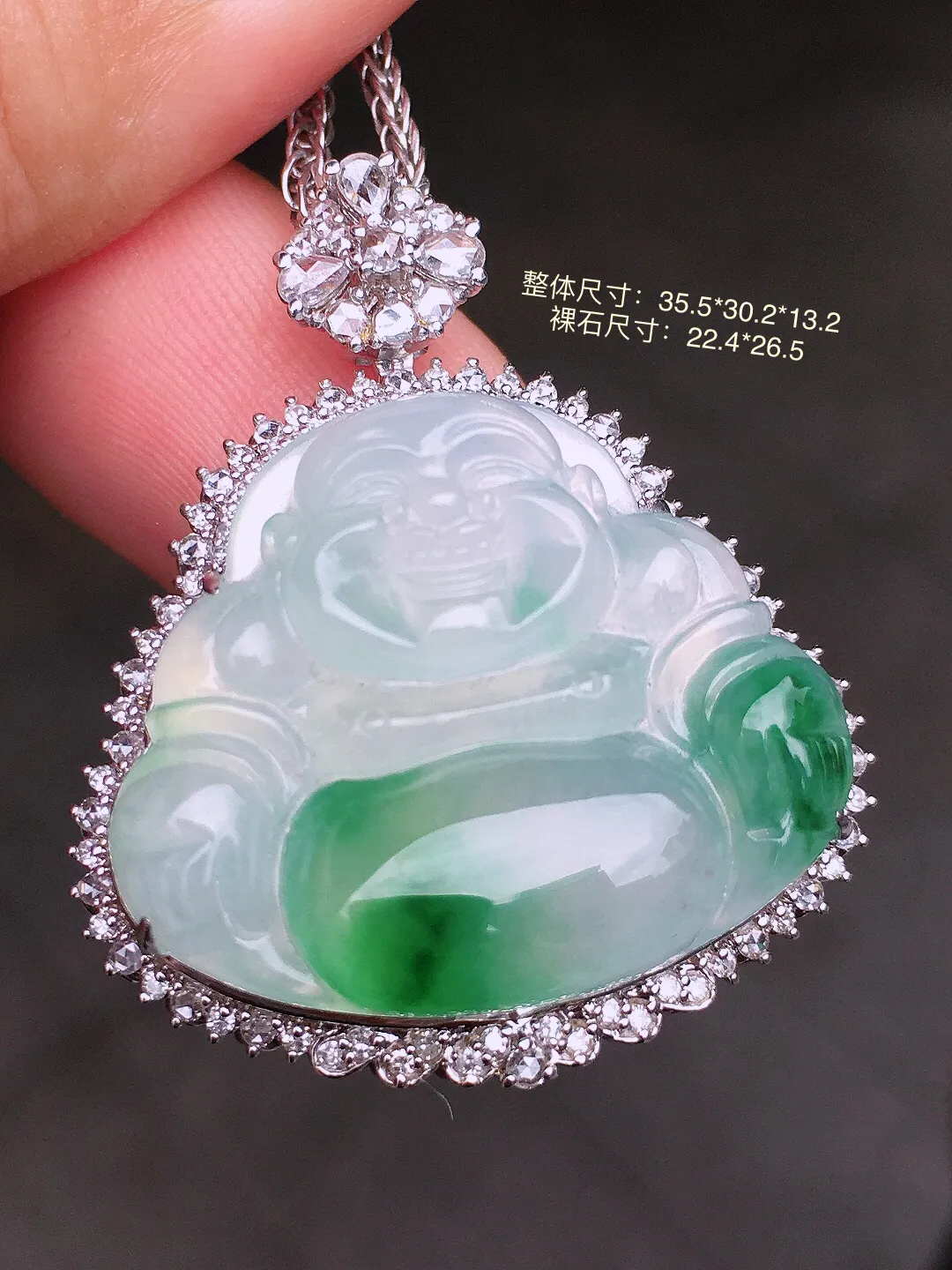 飘绿佛公吊坠，色泽艳丽，玉质细腻，荧光感超
强，饱满圆润，气质满满。18k
金豪华镶嵌