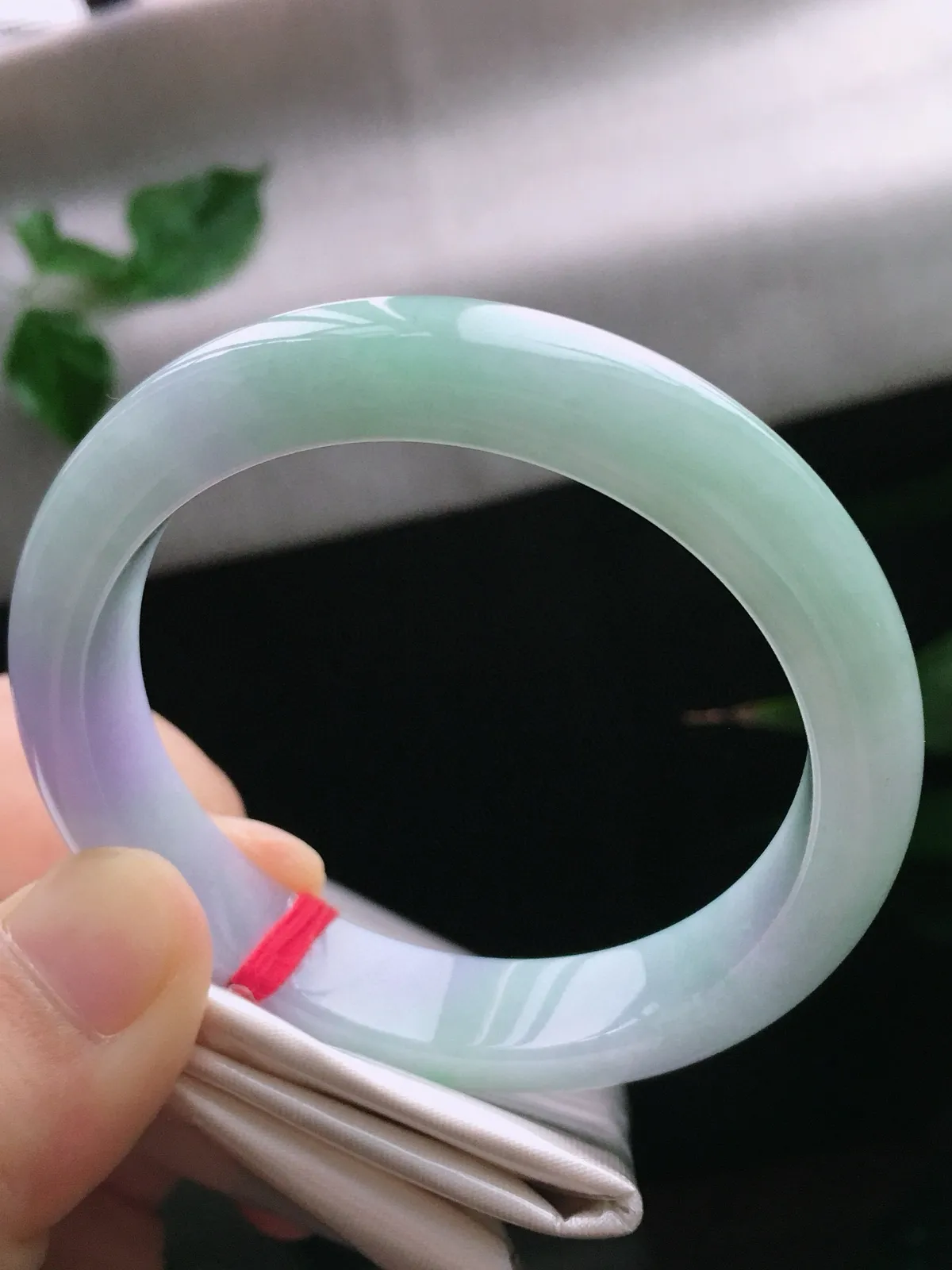 圈口55，正圈手镯，春彩，玉质冰润细腻，尺寸55-12.7-7.9mm