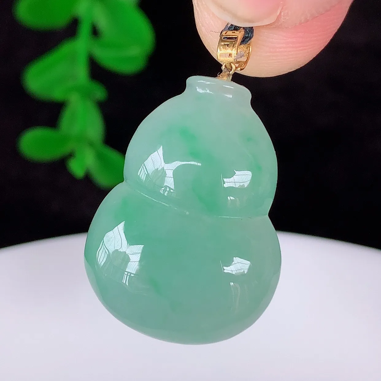自然光实拍，18K金镶嵌冰润冰糯种飘绿翡翠葫芦吊坠，翡翠葫芦，寓意福禄双全，财源滚滚，佩戴效果优雅迷人！#49.17