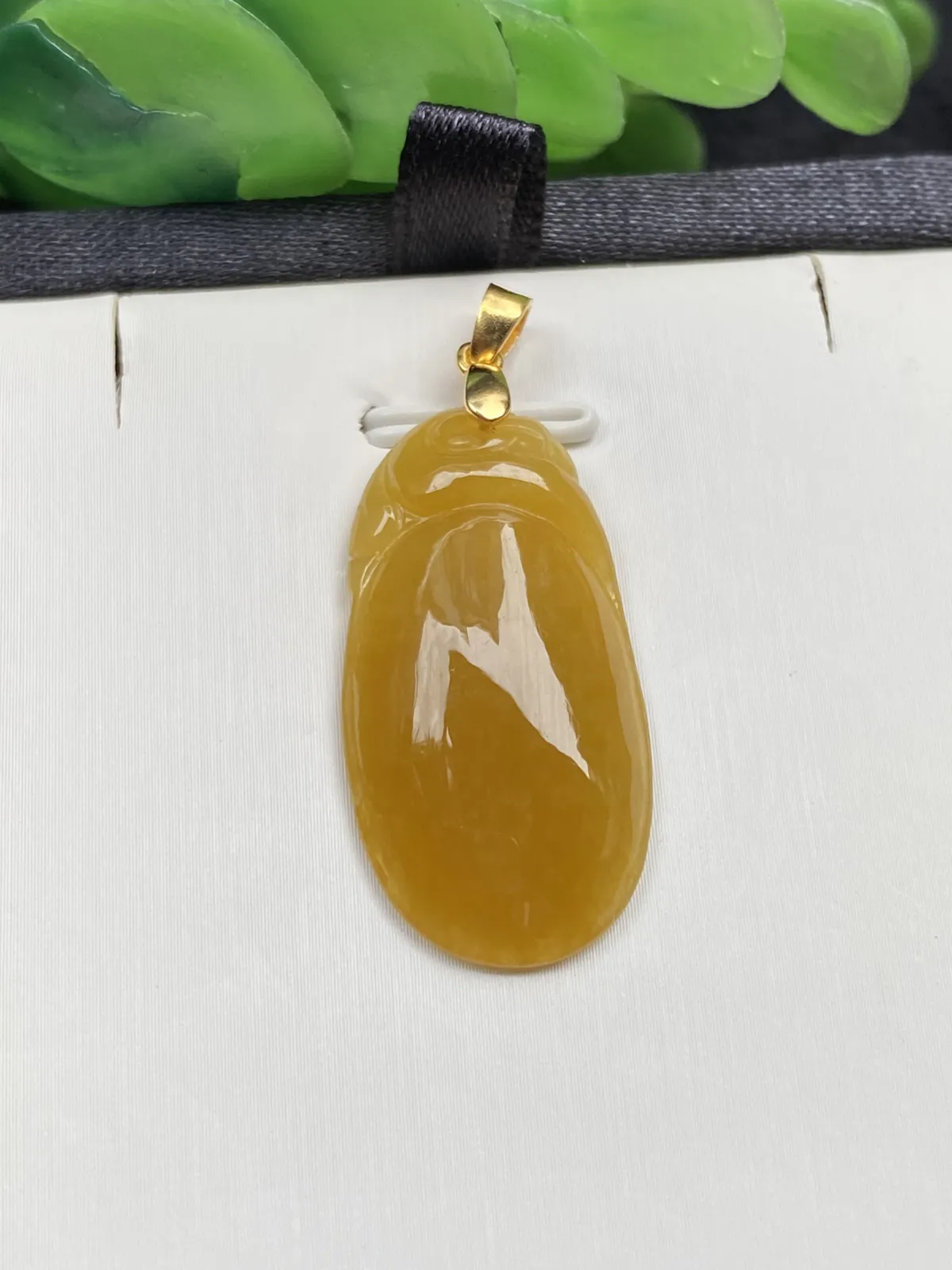 推荐【冰🧊黄龙头贝】黄翡福贝的作用与黄翡貔貅一样，贝在古代就是钱币，寓意辈辈有钱财源滚滚，黄翡也招财，无纹裂，水润，细腻，种老，品相佳，带银扣，超有性价比～～石头尺寸30.6*15.8*4.6