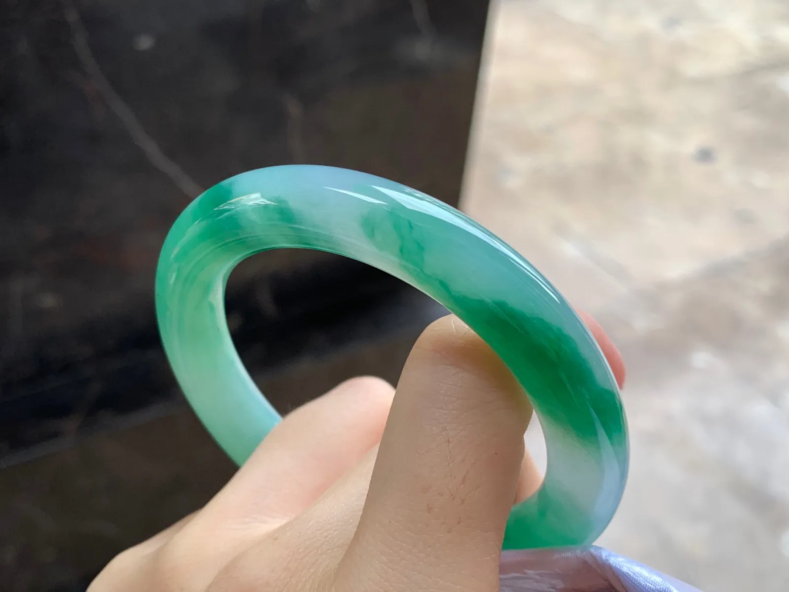 飘绿圆条手镯
尺寸：55.2-10.7mm
底子细腻干净～绿花漂亮大力推荐哦～