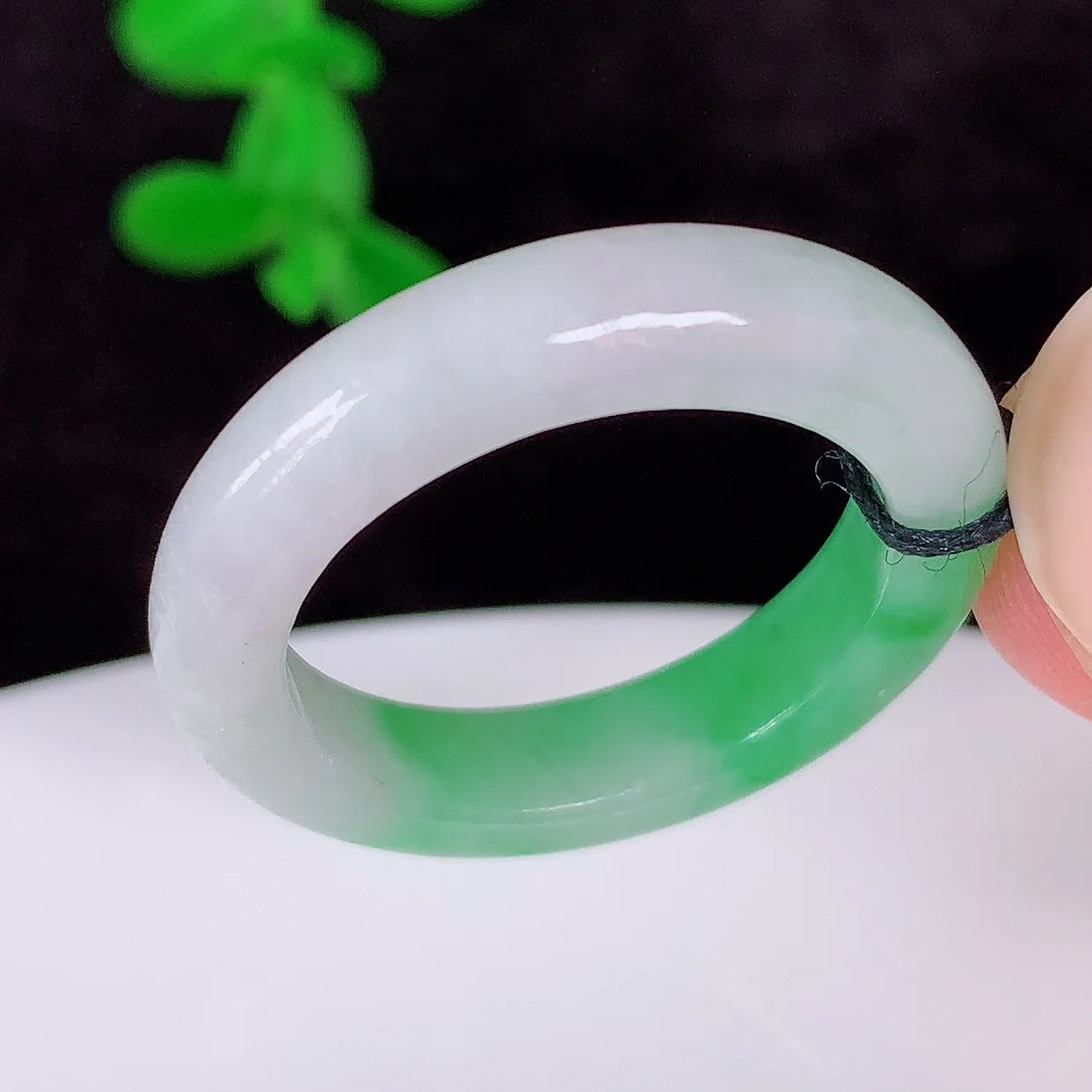 自然光实拍，冰润冰糯种飘阳绿18.8mm内径翡翠指环，玉戒指，玉质莹润，好精美好冰润的指环，17圈口，上手纤巧！#1.17
