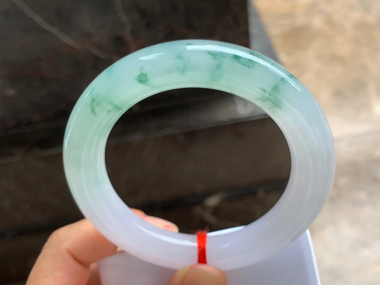 56.5-12.5mm
飘花圆条手镯  肉质细腻干净 清新绿花 