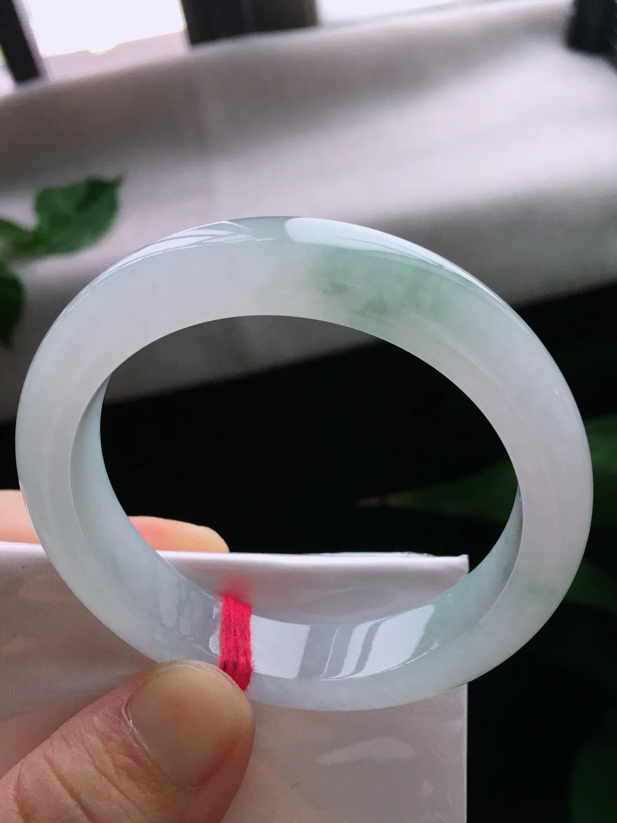 圈口51.5，正圈手镯，小圈口，飘花，玉质水润细腻，尺寸51.5-12.3-7.6mm
