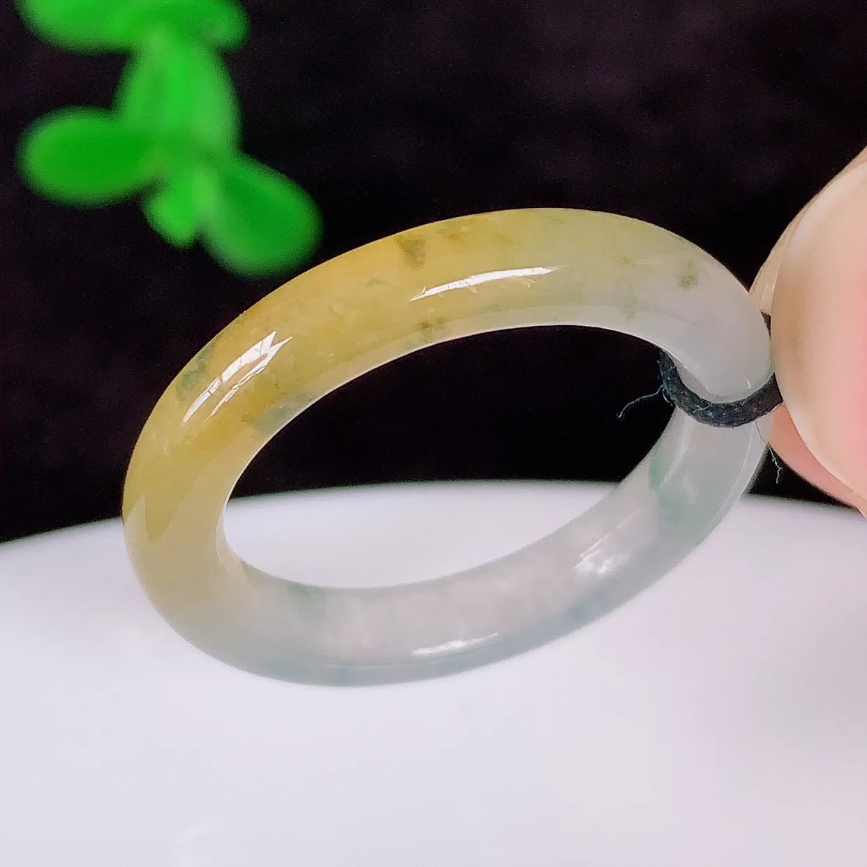 自然光实拍，冰润冰种黄翡17.5mm内径翡翠指环，玉戒指，玉质莹润，好精美好冰润的指环，15圈口，上
