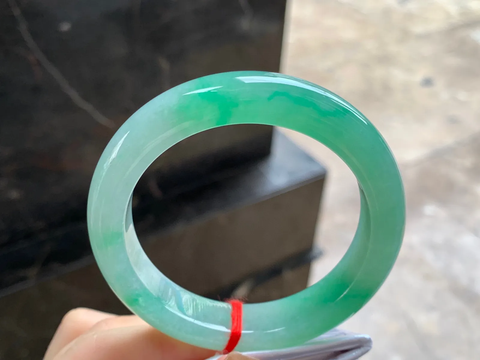 带色手镯
尺寸：56-12.8-9.6mm
有种有色～绿色点缀上手漂亮