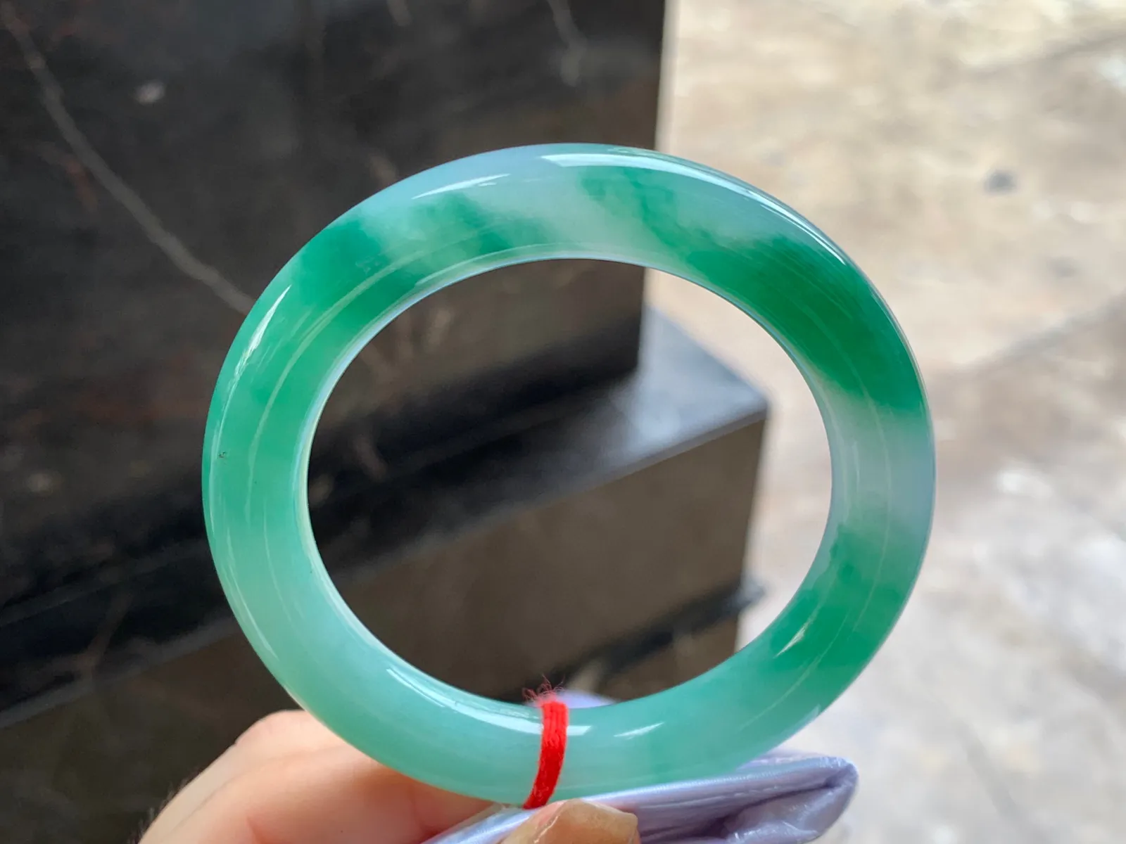 飘绿圆条手镯
尺寸：55.2-10.7mm
底子细腻干净～绿花漂亮大力推荐哦～