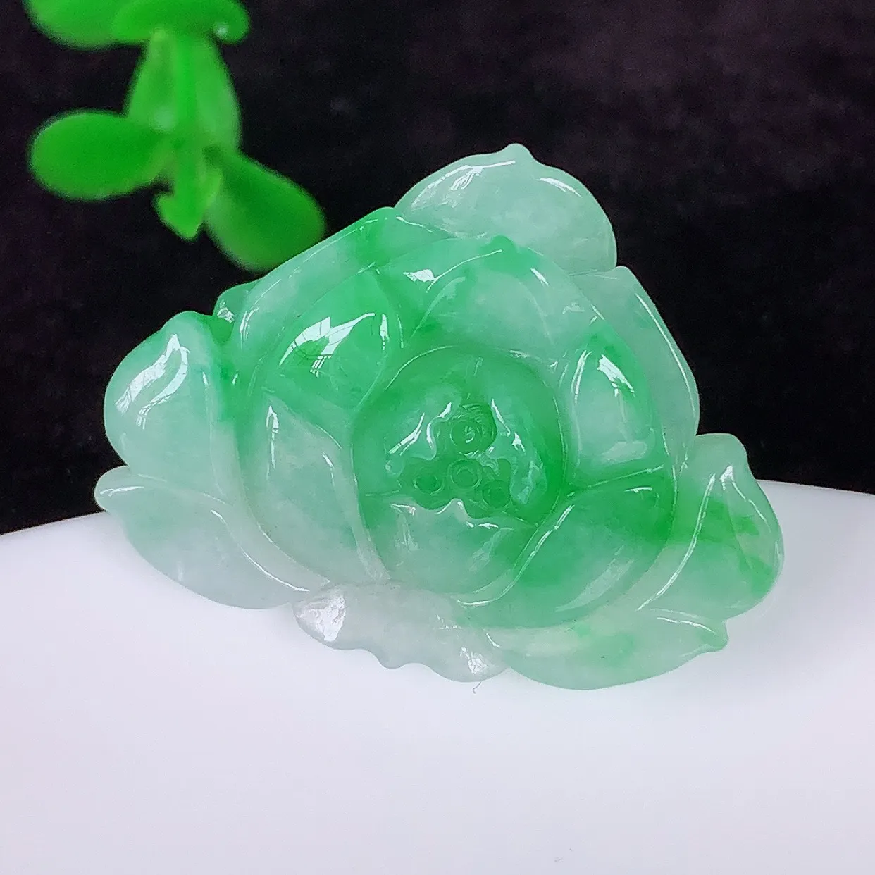 自然光实拍，冰润冰糯种飘阳绿翡翠莲花吊坠，种老水足，翠色灵动，寓意美好，佩戴时尚出众！#01.17