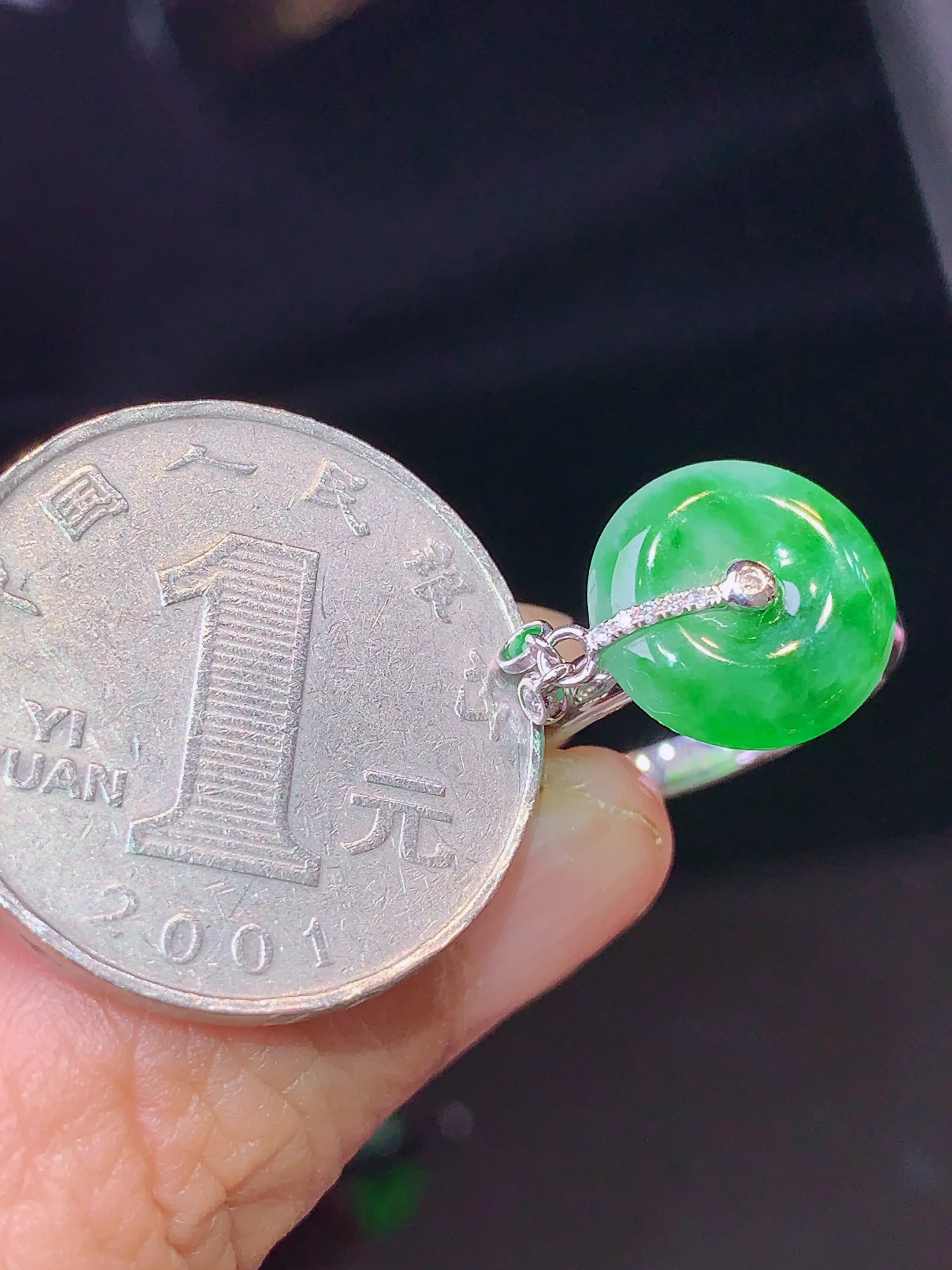 18k金钻镶嵌翠绿平安扣戒指 玉质细腻 色泽艳丽 圈口14.5 整体尺寸12.2*3.2
