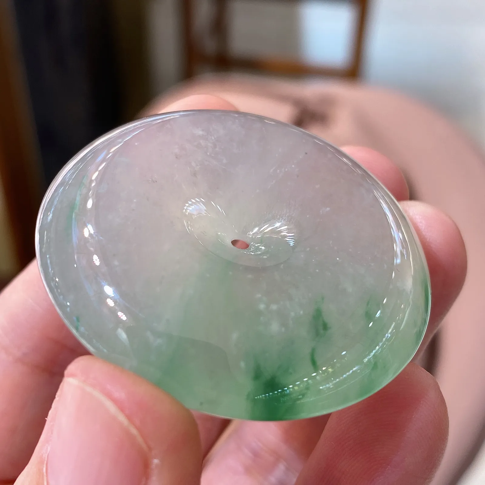 【冰种飘花大平安扣】厚装大扣，质地细腻，冰润十足，种老冰透，荧光闪耀