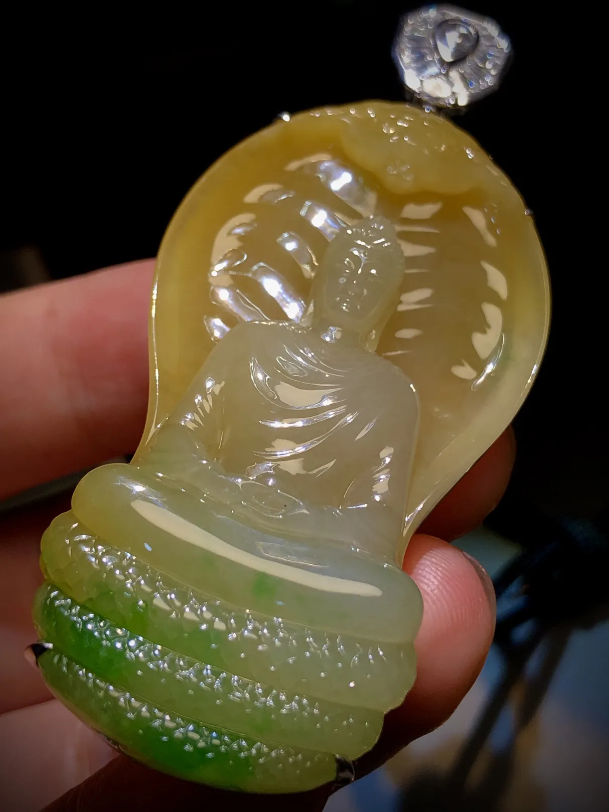 【释迦摩尼佛·守护神】，黄+绿厚装翡翠料子，
裸石57.5-31-13.5mm，
整体70-31-13.5mm，18K金，南非钻，