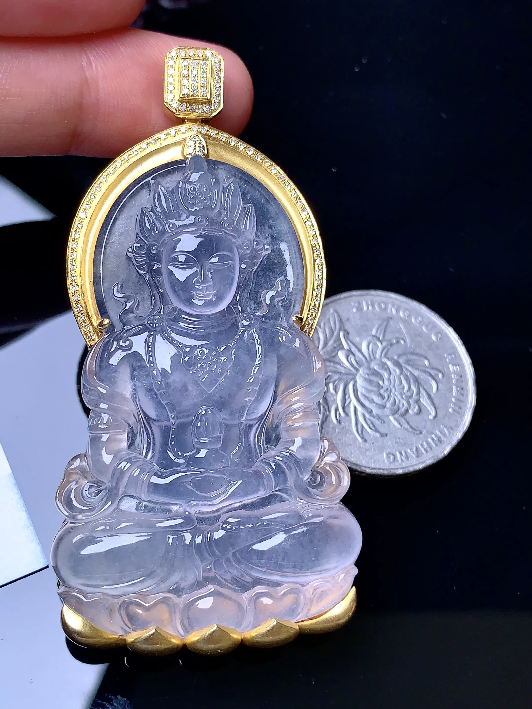 18k金钻镶嵌冰种度母观音菩萨吊坠 玉质细腻 色泽艳丽 整体尺寸66.5*33.3*8.6