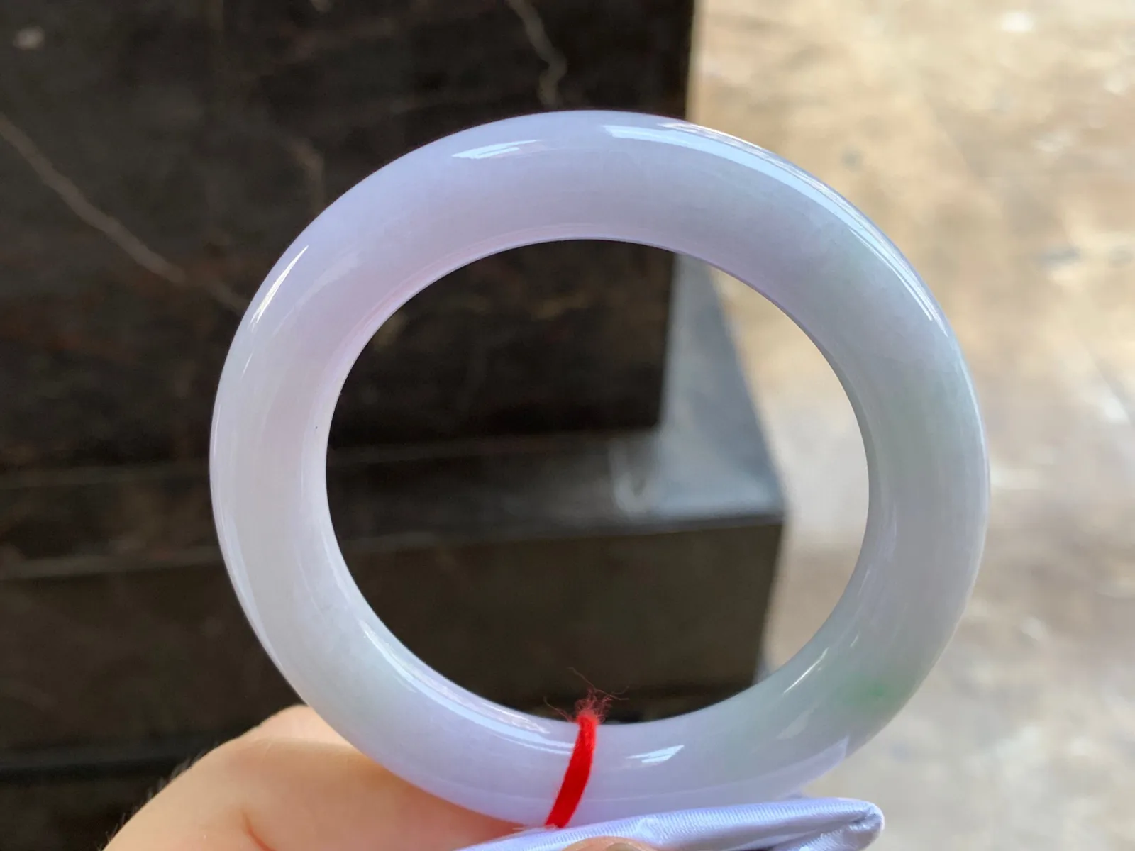 淡春彩圆条手镯
尺寸：56.7-11.8mm
肉质细腻干净～小清新
