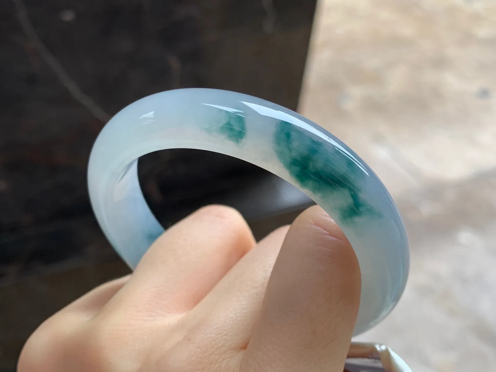 飘花手镯
尺寸：54.8-12-8.2mm
肉质细腻水润～上手漂亮